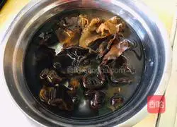 Illustration of how to make lotus white fungus with oily meat 3