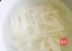 Illustration of how to stir-fry leeks and lotus vegetables 1