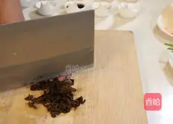 Illustration of how to make braised tofu with yellow flower fungus and diced meat 2