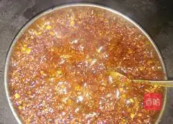 Illustration of how to make spicy red oil 5