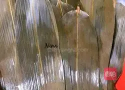 Illustration of how to make Hakka rice dumplings 1