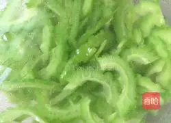 Illustration of how to make wolfberry, bitter melon and scrambled eggs 9