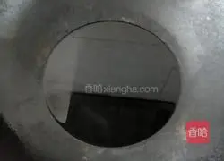 Illustration of how to stir-fry mutton with onions 3