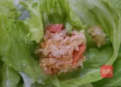 Illustration of how to make glutinous rice wrapped with lettuce 5