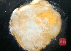 Illustration of how to make lunch meat and egg sandwiches 6