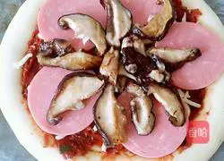 Thick-bottomed mushroom ham pizza Practice illustration 9