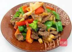 Illustration of how to make stir-fried beef with soaked lotus root 7