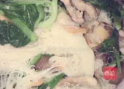 Illustration of how to make fried rice noodles with clams 7