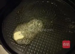 Illustration of how to make sausage and shrimp pizza with electric pan 2