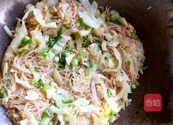 Illustration of how to make fried rice noodles with shrimp and eggs 5
