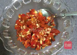 Illustration of how to make fried rice noodles with chopped pepper 3