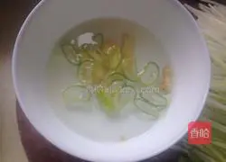 Fake Illustration of how to make shredded pork with Beijing sauce 5