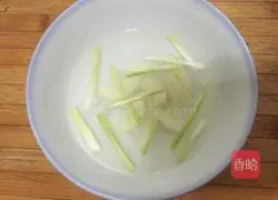 Illustration of how to make shredded pork with bean paste 5