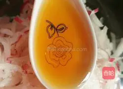 Illustration of how to make shredded radish with scallion oil 13