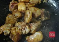 Illustration of how to make red and green braised chicken legs 4