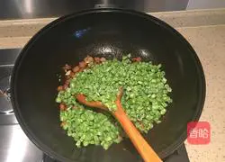 Illustration of how to make braised noodles with diced meat, beans and beans 6