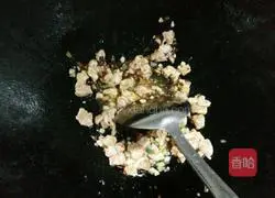 Illustration of how to make stir-fried diced chicken with cucumber and pork ribs sauce 5