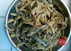 Illustration of how to make braised chicken with dried beans and chicken 5