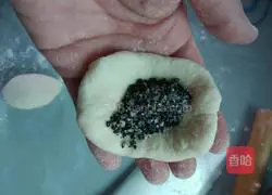 Illustration of how to make sesame candy hedgehog buns 12