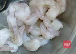 Illustration of how to make shrimp and ham pizza 2