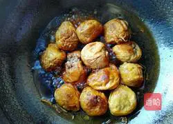 Illustration of how to stuff pork with braised oil and gluten 10