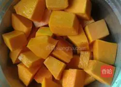 Illustration of the home version of steamed pork in pressure cooker 2