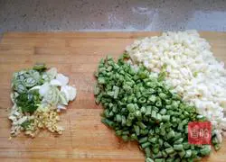 Illustration of how to make braised noodles 1