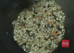 Illustration of how to make braised noodles (braised with cabbage, fungus, carrot and meat) 10