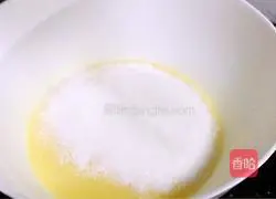 Illustration of how to make chiffon cake 8