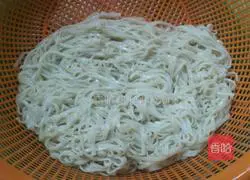 Illustration of how to make braised noodles with Western red eggs and eggs 3