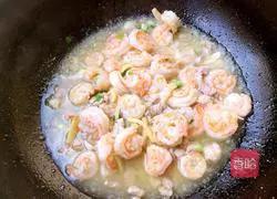 Illustration of how to stir-fry shrimp, rapeseed with colored pepper 9