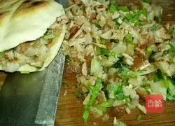 Illustration of how to make pork buns with cured sauce 14