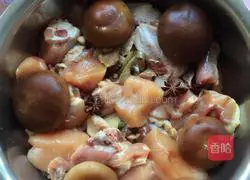 Illustration of how to make braised chicken with mushrooms and yellow beans 1