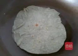 Illustration of how to make shredded pork burritos with Beijing sauce 4