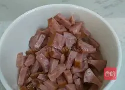 Illustration of how to make mushroom and minced meat and ham pizza 1