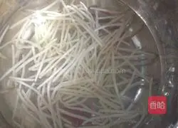 Illustration of how to make mung bean sprouts mixed with shredded chicken 2