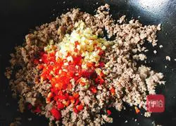 Illustration of how to wrap meat with lettuce 7