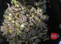 Illustration of braised chicken gizzards with duck blood 6