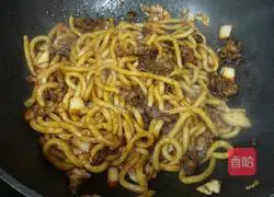 Illustration of how to make fried udon with beef kimchi 4