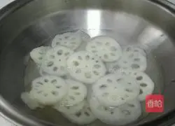 Illustration of how to make cold lotus root 2