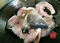 Illustration of how to make curry fish soup 2