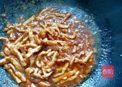 Illustration of how to make shredded pork with Jia Chang Jing sauce 12