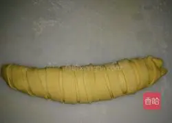Illustration of how to make coconut-flavored banana golden worm bread 3