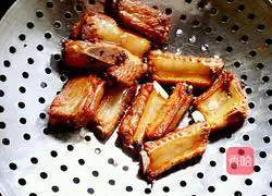 Illustration of how to make dry-fried salt and pepper pork ribs 10