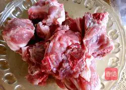 Illustration of how to make pork ribs stewed in Korean kimchi pot 1