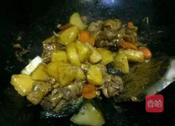 Illustration of how to make braised chicken legs with carrots and potatoes 10