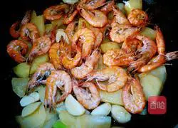 Illustration of how to make dry pot potatoes and shrimps 7