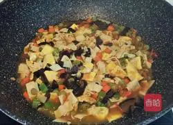 Illustration of how to make braised noodles with vegetarian vegetables 4