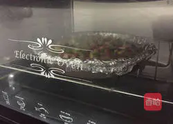 Illustration of how to make ham, fresh vegetables and colorful pizza 8