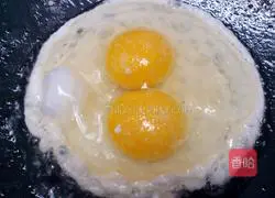 Illustration of how to make fried rice noodles with eggs 4